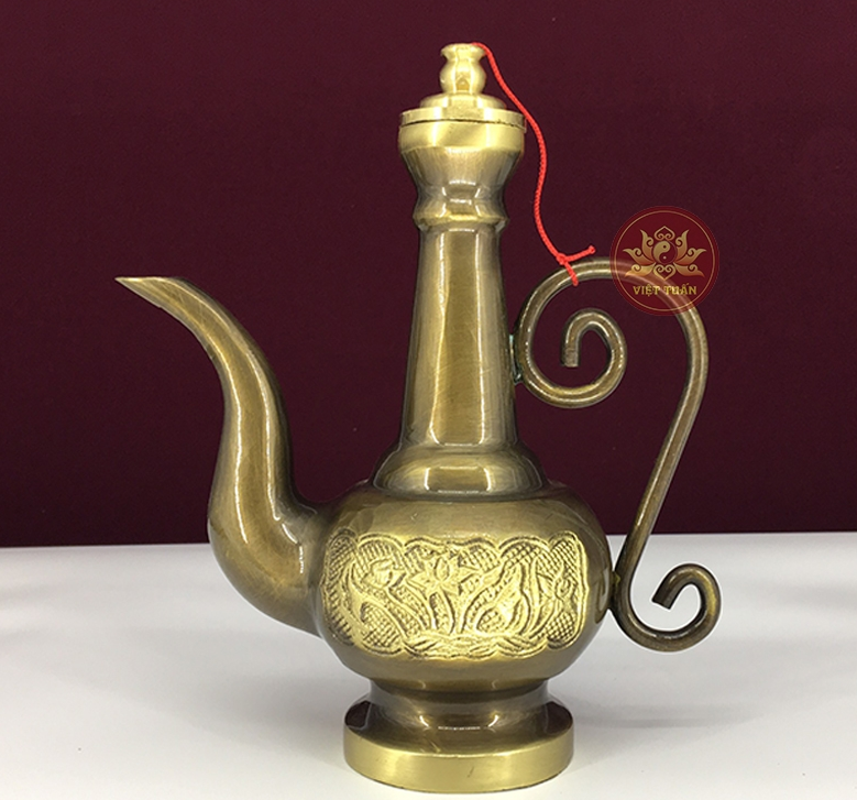 chiếc ấm đồng rất to.png